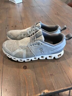 On Cloud running shoes w11